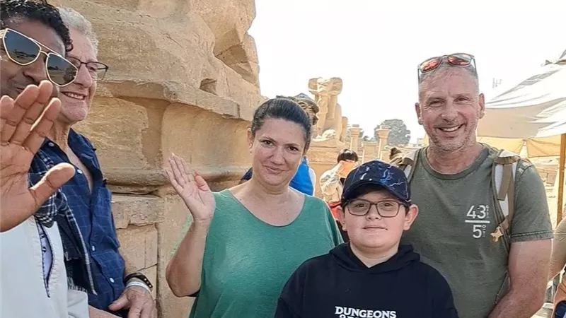 من داخل معابد الكرنك.. سياح فرنسيون يهنئون المصريين بمناسبة شهر رمضان