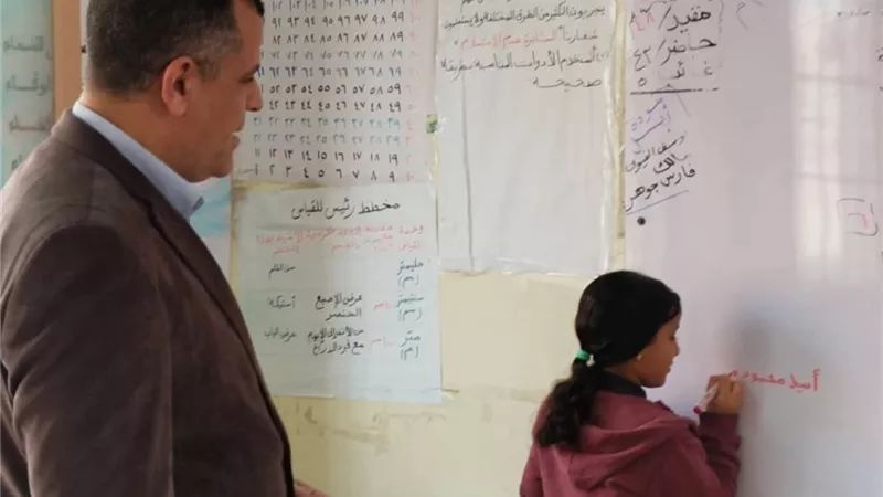 وكيل «تعليم دمياط» يجري جولة تفقدية بالمدارس ويختبر مهارات الطلاب بالقراءة