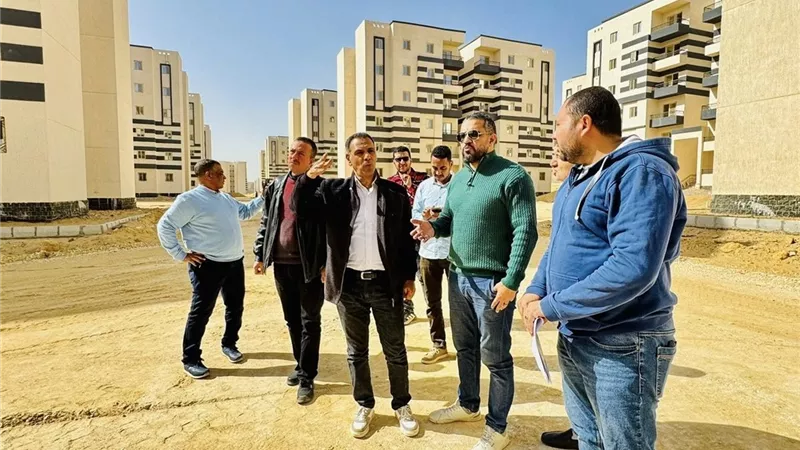 نائب رئيس الهيئة يتفقد الإسكان بالعبور: الجودة وتسريع الإنجاز أولوية