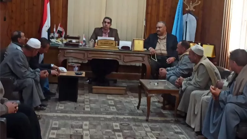   وكيل الزراعة بكفر الشيخ يبحث مع المزارعين لحل مشكلاتهم 