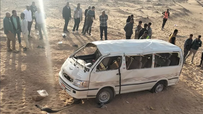 مصرع وإصابة 12 شخصًا في تصادم على الطريق الصحراوي بأسوان