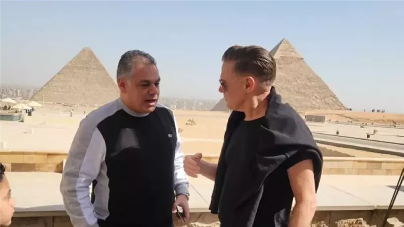 براين آدمز يتجول بأهرامات الجيزة بعد حفله بالمتحف المصري الكبير|صور