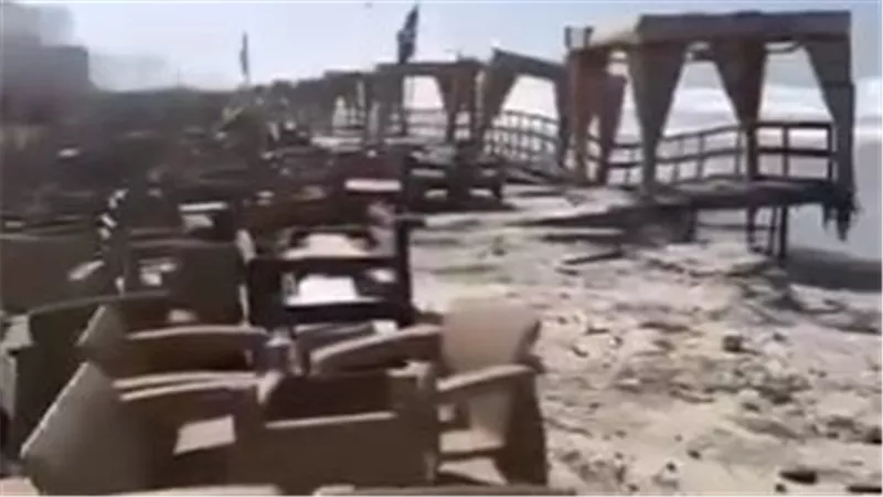 أمواج البحر تحطم استعدادات كافيهات شواطىء العجمى لرمضان 