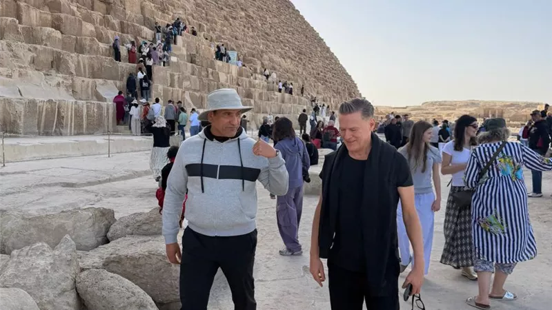 النجم العالمي براين آدمز يبدي فخره بعظمة أهرامات الجيزة: 