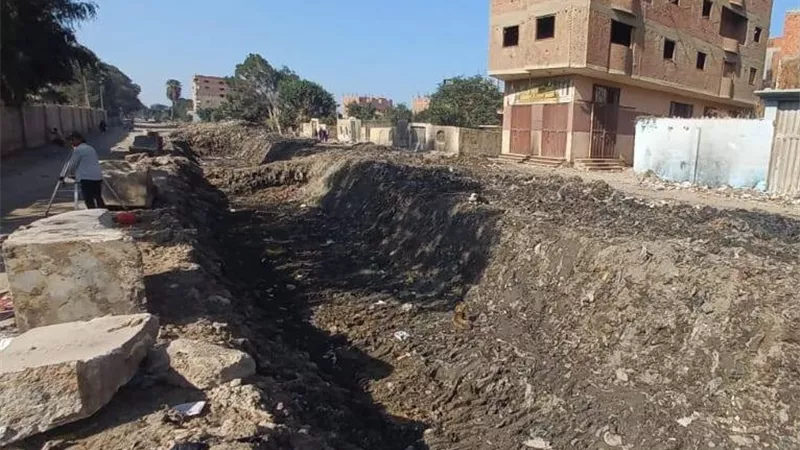 محافظ الجيزة يتابع أعمال تطهير وإحلال التربة بترعة الحفرية في البراجيل 