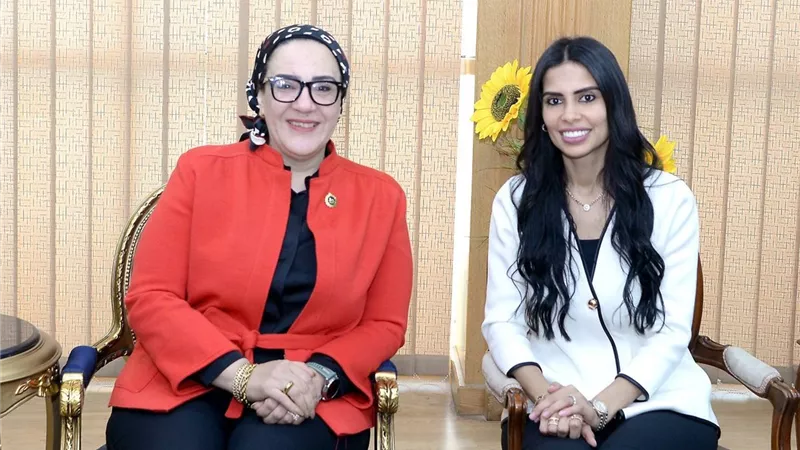 هايدي المغازي تبحث مع رئيس جامعة المنصورة تطوير المستشفيات الجامعية 