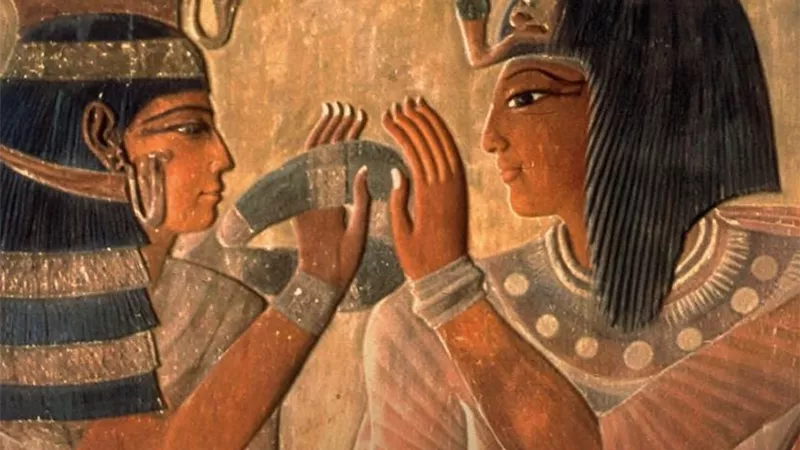 بمناسبة الفلانتين.. وزارة السياحة تستعرض تاريخ الحب في مصر القديمة
