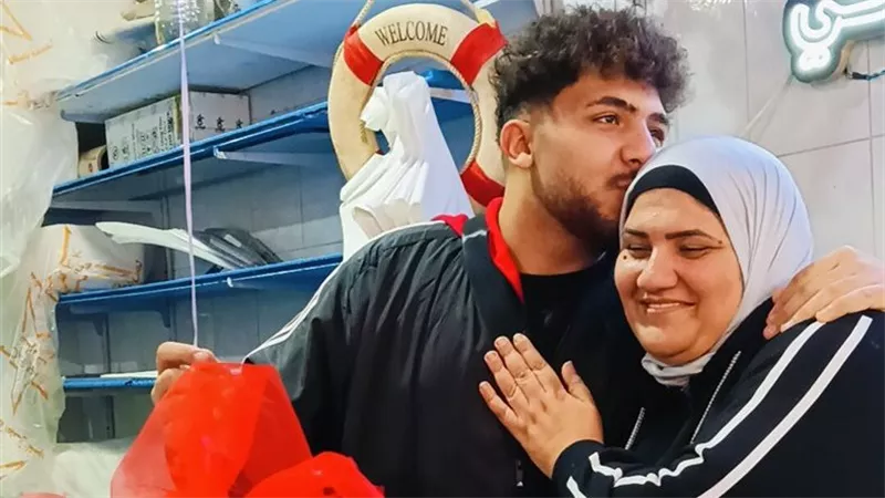 شاب بورسعيدي يهدي والدته بطة احتفالا بعيد الحب|صور