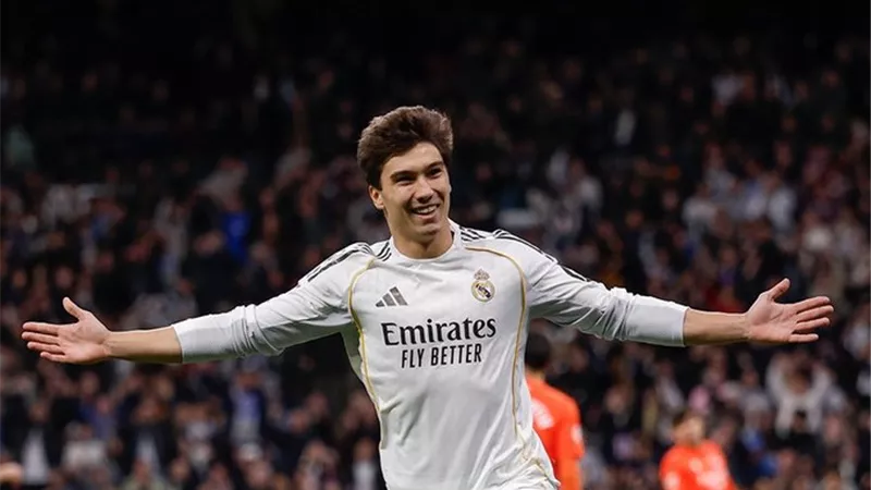 ريال مدريد يفترس سوسيداد برباعية ويتصدر الدوري الإسباني