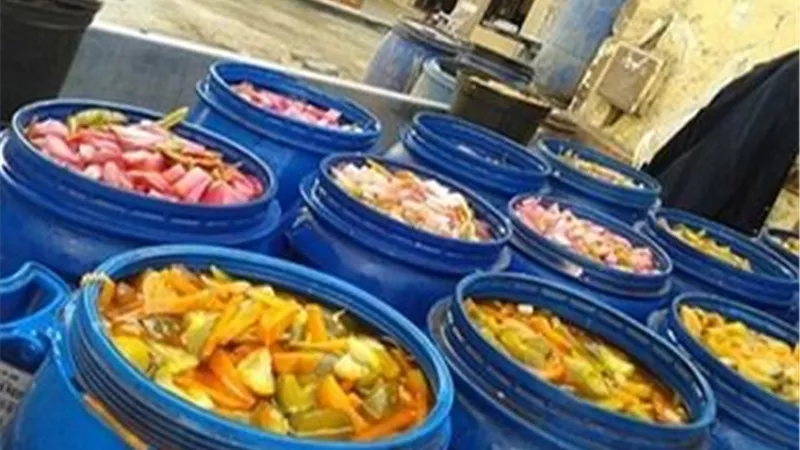 ضبط طن مخللات فاسدة ومجهولة المصدر قبل طرحها بالأسواق في الغربية
