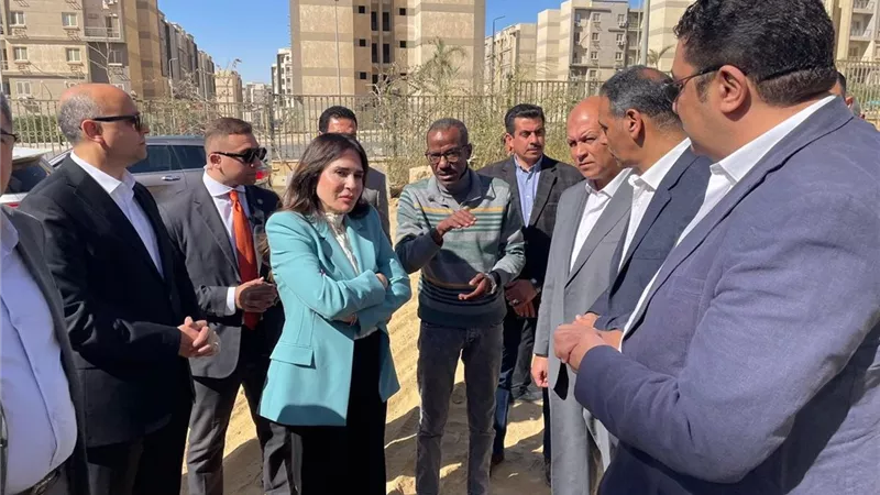 تحرك مفاجئ لوزيرة الإسكان لضبط الشارع بالقاهرة الجديدة