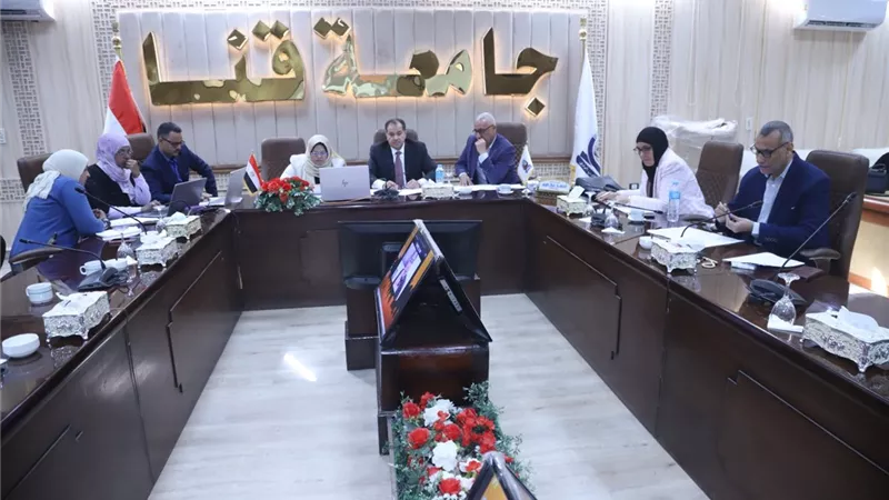 رئيس جامعة قنا يناقش خطة الموازنة لعدد من المشروعات الاستراتيجية