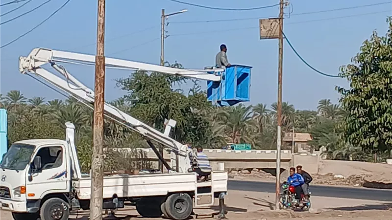 رئيس مدينة الطود يتابع أعمال تركيب كشافات الإنارة بمنشية النوبة والعديسات