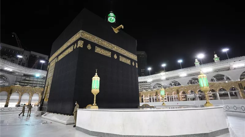 ما اسم الجزء الذهبي في سقف الكعبة وما مهمته؟ اعرف مواصفاته