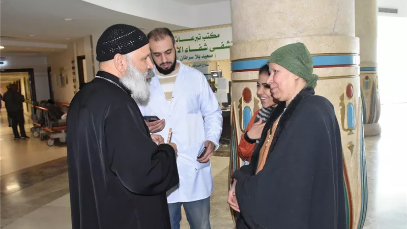 كنيسة سوهاج توزع الهدايا والفوانيس على مرضى السرطان في «أورام الأقصر»