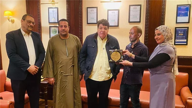 السياحة تكرم مراكبي أقصري تقديرًا لموقفه الإنساني المشرف مع سائحة فرنسية