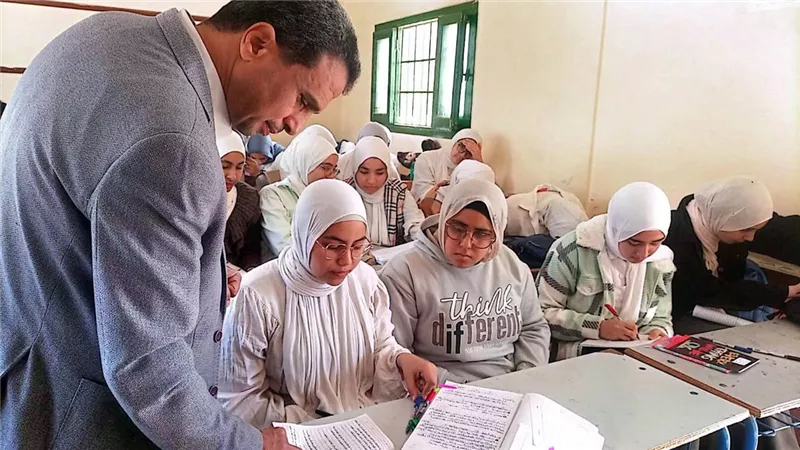 مدير «تعليم كفر الشيخ» يشدد على تسجيل الغياب إلكترونيا وغلق بوابات المدارس