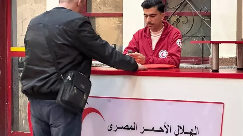 الهلال الأحمر المصري يستقبل الدفعة العاشرة من الفلسطينيين على معبر رفح 