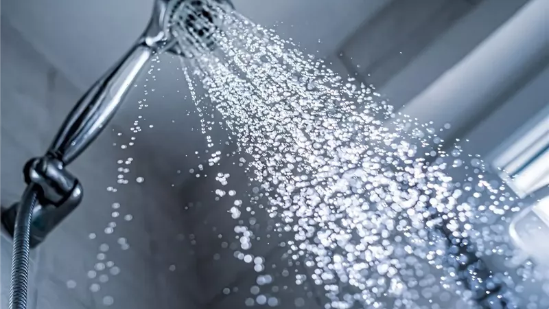 إطفاء الأنوار قبل الاستحمام.. هل تقودك العتمة إلى نوم أعمق؟