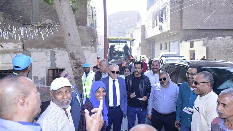محافظ الأقصر يتفقد أعمال مشروعات الرصف بمدينة أرمنت 