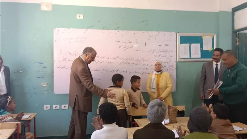 مدير تعليم قنا يشدد على الالتزام بالتقييمات الأسبوعية ورصد الغياب يوميا