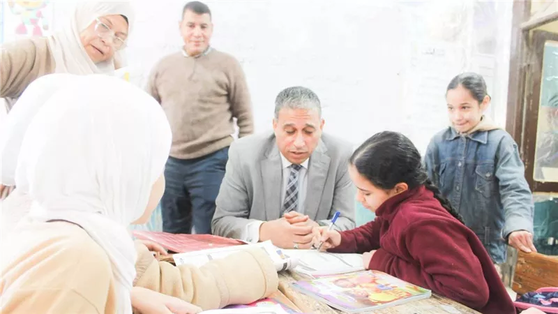 مدير تعليم الجيزة: تفعيل لائحة الانضباط المدرسى بحزم وحصر الغياب يوميا