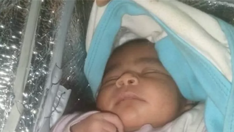 العثور على رضيعة داخل حقيبة أمام مسجد بأبوقرقاص يثير تعاطف الأهالي بالمنيا