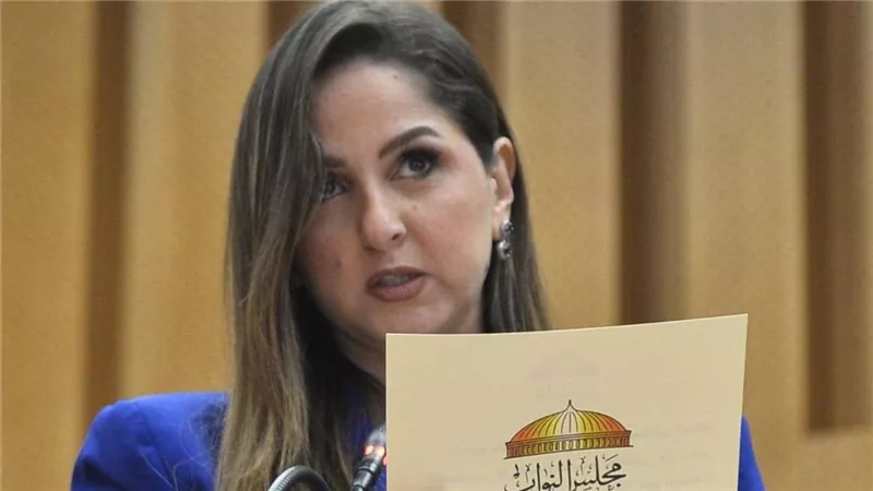  النائبة لبنى عبد العزيز تنهي «أزمة الظلام» بمعدية البترول في مسطرد