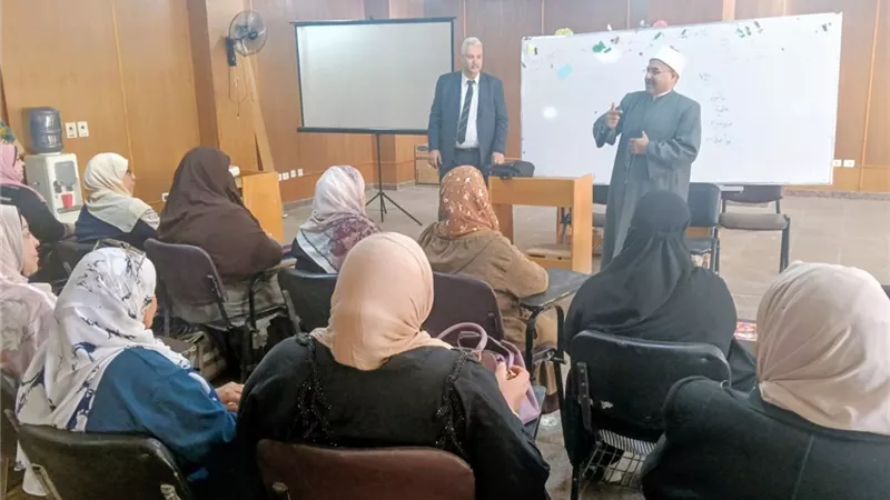 رئيس منطقة الإسماعيلية الأزهرية يتابع دورات الحاسب الآلي والذكاء الاصطناعي