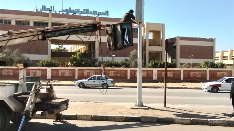 إزالة إعلانات مخالفة وضبط المنظومة الإعلانية في العاشر من رمضان