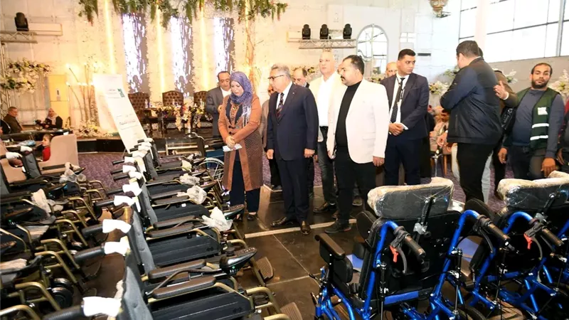 تسليم 56 جهازًا تعويضيًا وأطرافًا صناعية لذوي الهمم بالدقهلية 