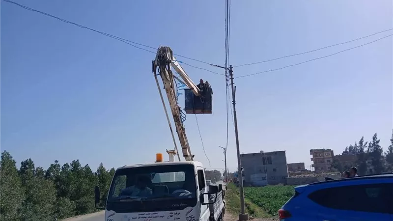 الوحدة المحلية لمركز ومدينة كفر الشيخ تتابع تركيب كشافات الإنارة
