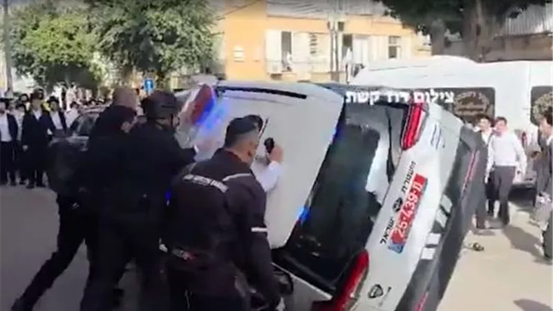 متظاهرون يقلبون سيارة شرطة في إسرائيل ويضرمون النار |فيديو