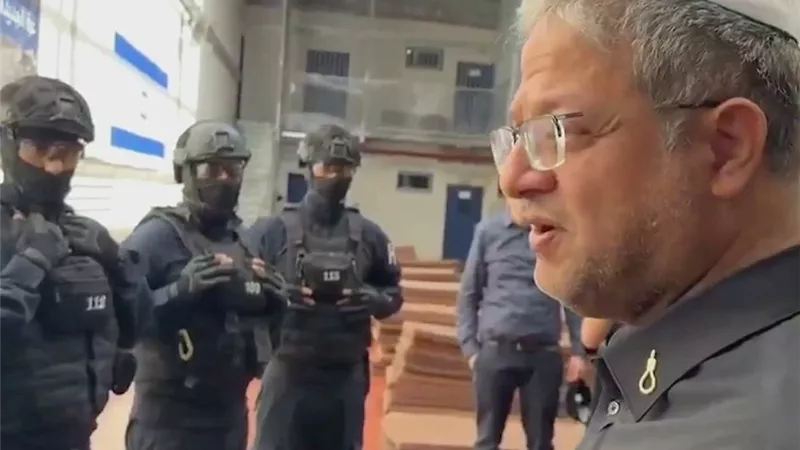نادي الأسير الفلسطيني يدين استعراض بن جفير في سجن عوفر