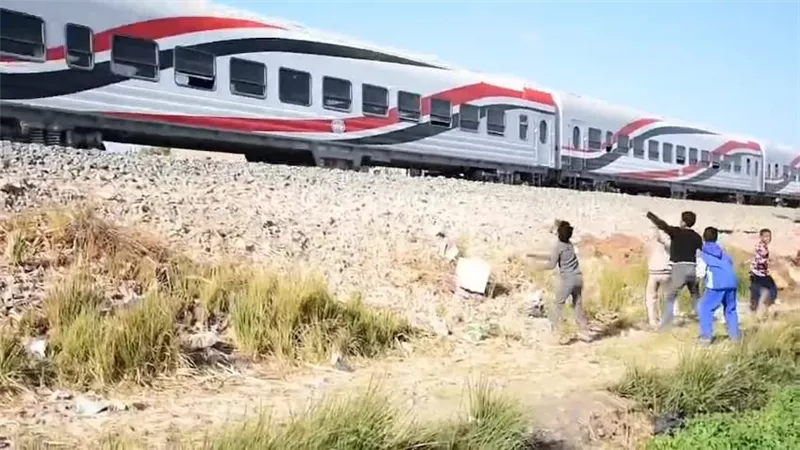 «النقل» تناشد المواطنين التصدي لظاهرة رشق الأطفال للقطارات بالحجارة
