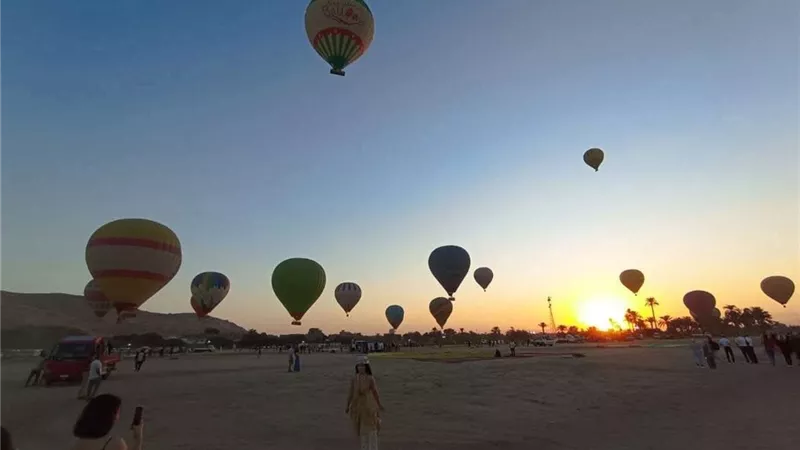 خلال 48 ساعة.. 5400 سائح يشاهدون المعالم السياحية على متن 193 رحلة منطاد 