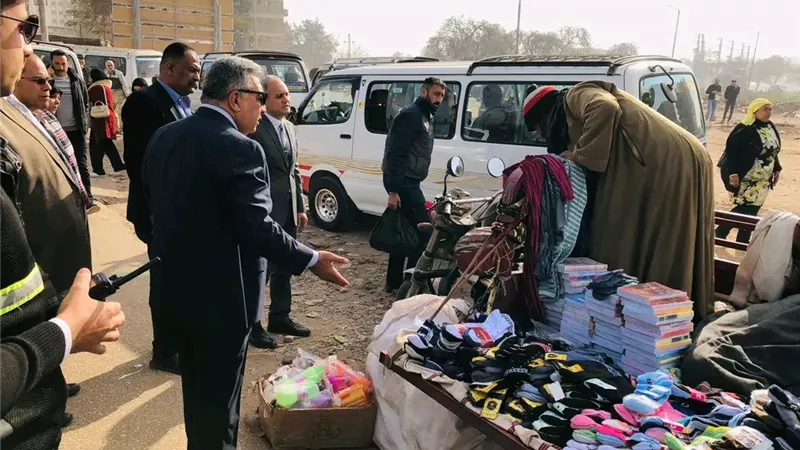 محافظ الدقهلية يواصل جولاته المفاجئة بموقف جديلة لضبط حركة النقل 