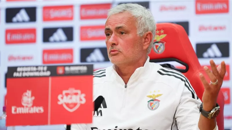 مورينيو يحذر بنفيكا من مواجهة ريال مدريد: الملك الجريح أكثر خطورة