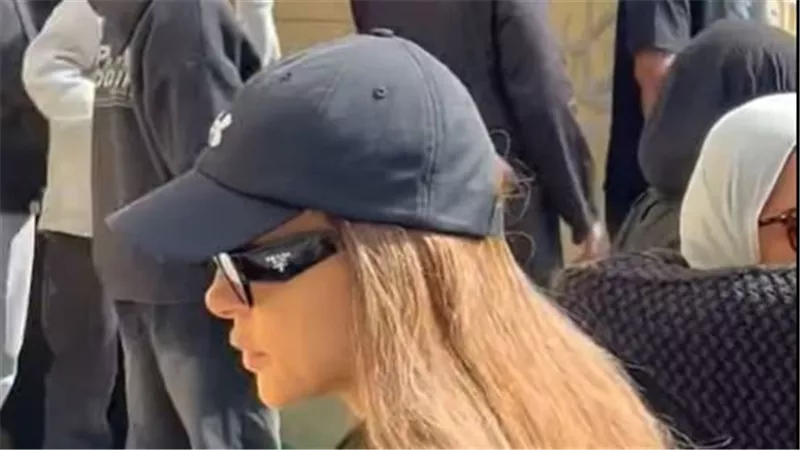 «مع السلامة يا أمي».. بكاء ريم مصطفى في وداع والدتها|فيديو 