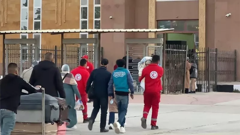  الهلال الأحمر المصري يستقبل الدفعة الـ 11 من الأشقاء الفلسطينيين 