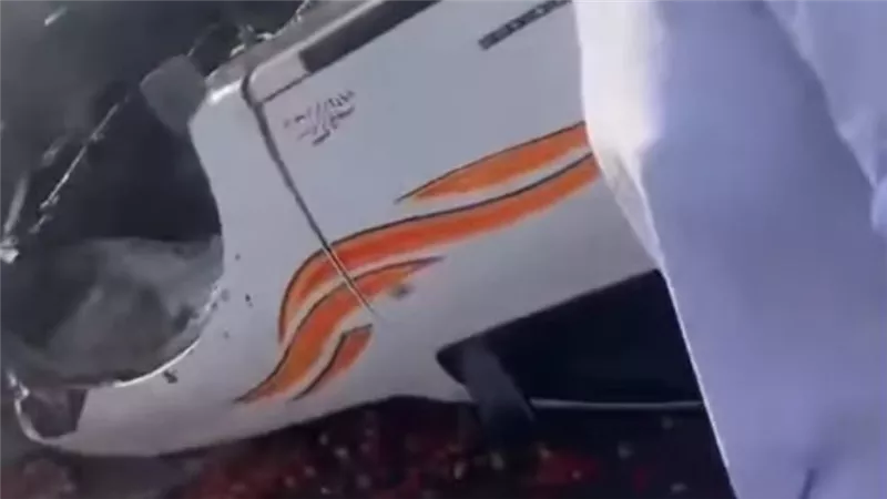 انقلاب سيارة نقل وانقسامها إلى نصفين على طريق شبرا - بنها مع تناثر حمولتها
