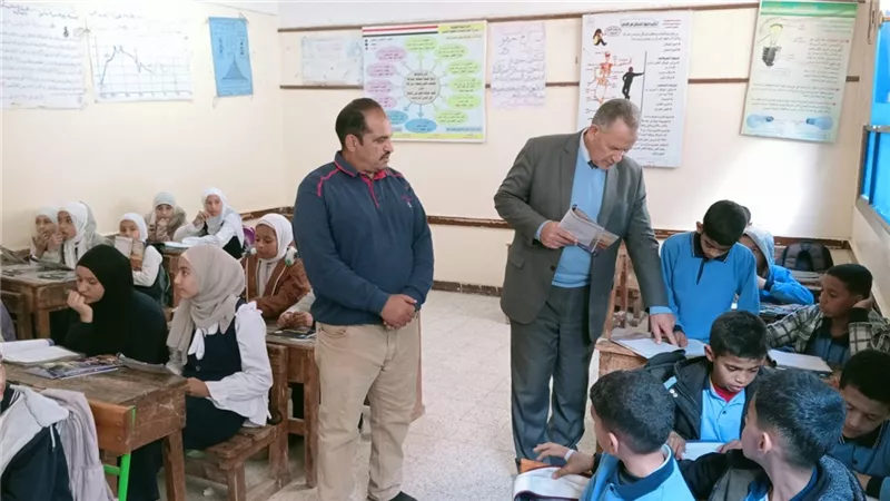 مدير تعليم أسيوط يختبر مهارات القراءة والكتابة للطلاب ويراجع سجلات الدرجات