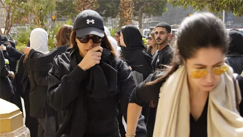 بحضور أشرف زكي ويوسف الشريف.. تشييع جثمان والدة ريم مصطفى|صور