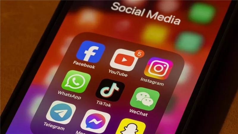 بريطانيا: إلزام منصات التواصل بإعطاء أولوية للأخبار الموثوقة