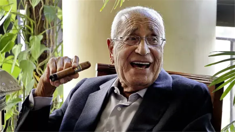 محمد حسنين هيكل.. الجورنالجى الذى عاصر ملكين و7 رؤساء