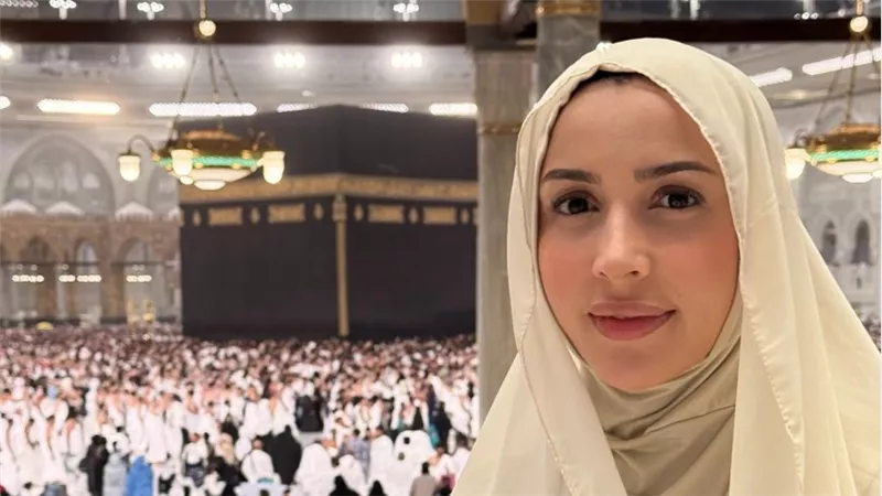 «اللهم تقبل».. جنات تشارك جمهورها صور من أمام الكعبة أثناء تأديتها العمرة