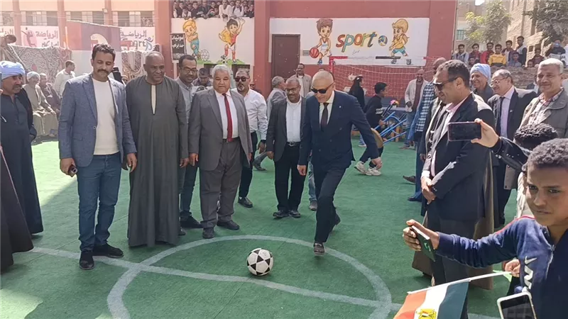 وسط استقبال حافل.. محافظ الأقصر يفتتح مجمع ملاعب مدرسة العضايمة