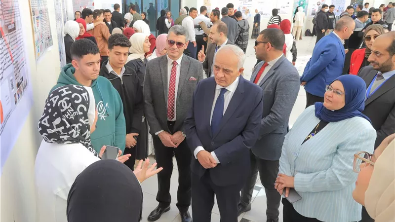 رئيس جامعة الريادة للعلوم والتكنولوجيا يتفقد معرض مشروعات الطلاب