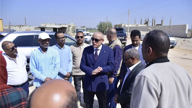 محافظ الأقصر يتفقد أعمال تمهيد ورصف طريق النمسا الصحراوي