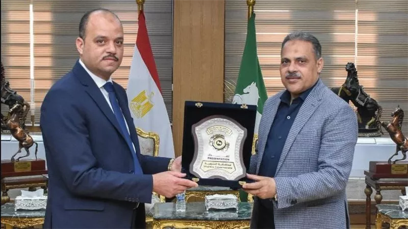 محافظ الشرقية يكرم محمد كُجَك بعد تعيينه نائباً لمحافظ الوادي الجديد| صور